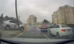 Saniyelerle kurtuldular: Elektrik direği yola devrildi!