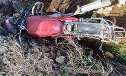 Şarampole devrilen motosikletin sürücüsü hayatını kaybetti