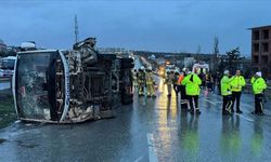 Bariyerlere çarpan servis aracı devrildi: 27 yaşındaki genç öldü, 9 kişi yaralandı