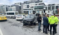 Servis minibüsü ve 3 araç birbirine girdi: 4 yaralı!