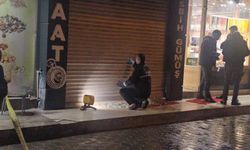 Silahlı saldırı şoku: Motosikletli saldırganlar iş yerine kurşun yağdırdı!