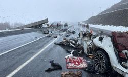 Tır ile otomobil çarpıştı, ortalık savaş alanına döndü: Ölü ve yaralılar var!