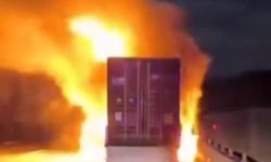 Tırda yangın paniği: Atık karton konteyneri alev aldı!