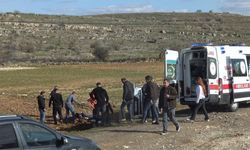 Trafik faciası: Araç telefon direğine çarptı, yaralılar var!