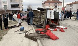 Trafik faciası: Minibüs devrildi, yaralılar var!