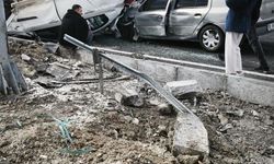 Trafik felç oldu: İki otomobil çarpıştı, yaralılıar var!