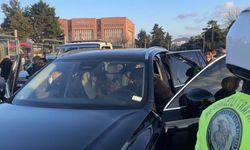 Trafikte panik anları... Sürücü aniden fenalaştı, sağlık ekipler sev edildi