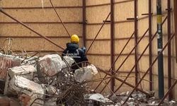 Yıkımı süren binada bir kişi düşerek hayatını kaybetti