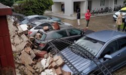 Yoğun yağış faciası: İstinat duvarı raçların üzerine yıkıldı