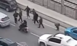 Yol ortasında korkunç kavga! Yumruklar ve tekmeler havada uçuştu