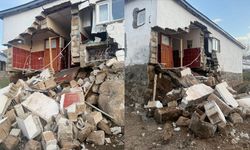 4.3 büyüklüğündeki deprem köydeki evlerde hasara yol açtı
