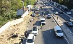 İzmir'de freni patlayan tır karşı şeride geçti: Ölü ve yaralılar var