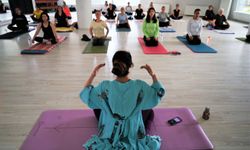 Bornovalı kadınlara yoga desteği