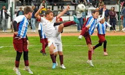 Çeşme’de futbol şöleni: Minikler sahada buluştu