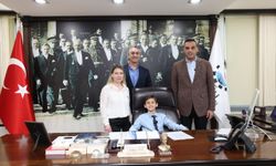 Çiğli’de 23 Nisan coşkusu: Başkan Yıldız koltuğunu üç miniğe emanet etti