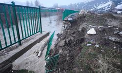 Dere debisi yükseldi, istinat duvarı çöktü: Ekipler seferber oldu!
