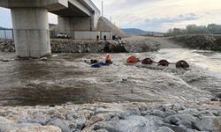 Dereyi geçmeye çalışan işçiler korku dolu anlar yaşadı: Traktör devrildi, 10 kişi mahsur kaldı!
