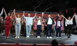 Dikili’de dans gecesi: Sahneye çıkan her yaştan kursiyer büyüledi