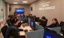 Efeler’de Dijital Gençlik Merkezi ilgi odağı oldu