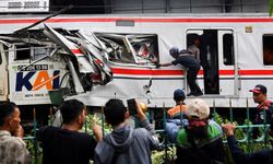 Endonezya'da iki tren çarpıştı: Çok sayıda ölü ve yaralı var