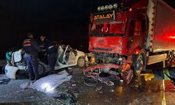 Facia gibi kaza: Kamyon ile otomobil çarpıştı, ölü ve yaralılar var!