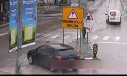 Facia kıl payı atlatıldı: Sürücü rahatsızlandı, otomobil durağı teğet geçti!