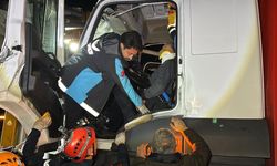 Feci kaza: Kamyon tıra arkadan çarptı, sürücü kabinde sıkıştı!