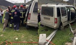 Feci kaza: Kontrolden çıkan kamyonet bariyerlere saplandı, yaralılar var!