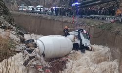 Feci kaza: Kontrolden çıkan mikser dereye uçtu, sürücü kayıp!