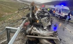 Feci kaza: Tır ile otomobil kafa kafaya çarpıştı, ölü ve yaralılar var!