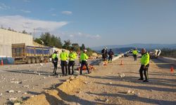 Feci kaza: Tırdan savrulan mermerler işçi minibüsünü parçaladı, ölü ve yaralılar var!