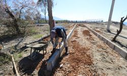 Gümüldür sahilinde yürüyüş yolu yenileniyor