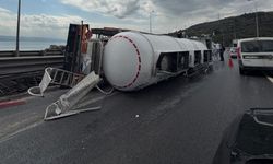 Hereke'de kaza: TIR devrildi, trafik durma noktasına geldi