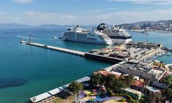 İki kruvaziyerle binlerce turist Kuşadası'na geldi
