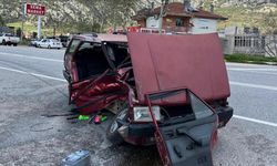 İki otomobil çarpıştı, ortalık savaş alanına döndü: Yaralılar var!