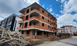 Dengesini kaybeden 65 yaşındaki inşaat işçisi çatıdan düşerek öldü