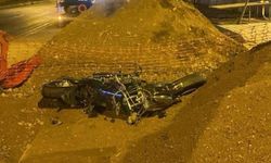 Yol kenarındaki iş makinelerine çarpan motosiklet sürücüsü öldü