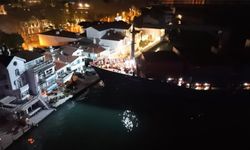 İstanbul Boğazı’nda tehlikeli anlar: 147 metrelik gemi yalıya metreler kala kıyıya oturdu