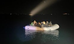 İzmir açıklarında kaçak geçiş girişimi: 9’u çocuk 25 düzensiz göçmen yakalandı