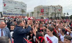 İzmir’de 23 Nisan coşkusu Cumhuriyet Meydanı’nı doldurdu