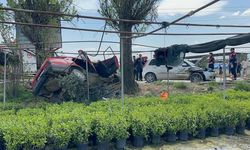 İzmir'de 3 otomobilin karıştığı feci kaza: Ölü ve yaralılar var