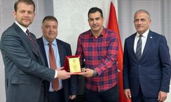 İzmir’de duyarlı taksiciye yılın 'en iyi taksicisi' ödülü verildi