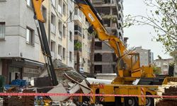 İzmir’de inşaat kulübesinin üzerine vinç düşmesiyle 3 işçi yaralandı