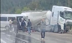 Katliam gibi kaza: Tır ile minibüs birbirine girdi, ölü ve yaralılar v!ar