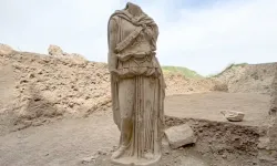 Kazıda ortaya çıktı 2 metrelik heykel heyecan yarattı