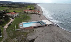 Kıyı erozyonu sahili yuttu: Villalar çöktü