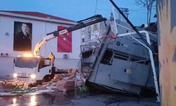 Konak'ta freni boşalan kamyon okul bahçesine uçtu: Sürücü ağır yaralı