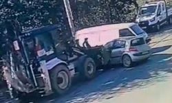 Kontrolden çıkan kepçe d*hşet saçtı: Park halindeki araçlar metrelerece sürükledi