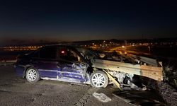 Kontrolden çıkan otomobil bariyerlere saplandı: 20 yaşındaki sürücü ağır yaralı!