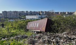 Kontrolden çıkan Tır dehşet saçtı: Sürücü kendini atıp felaketi önledi!